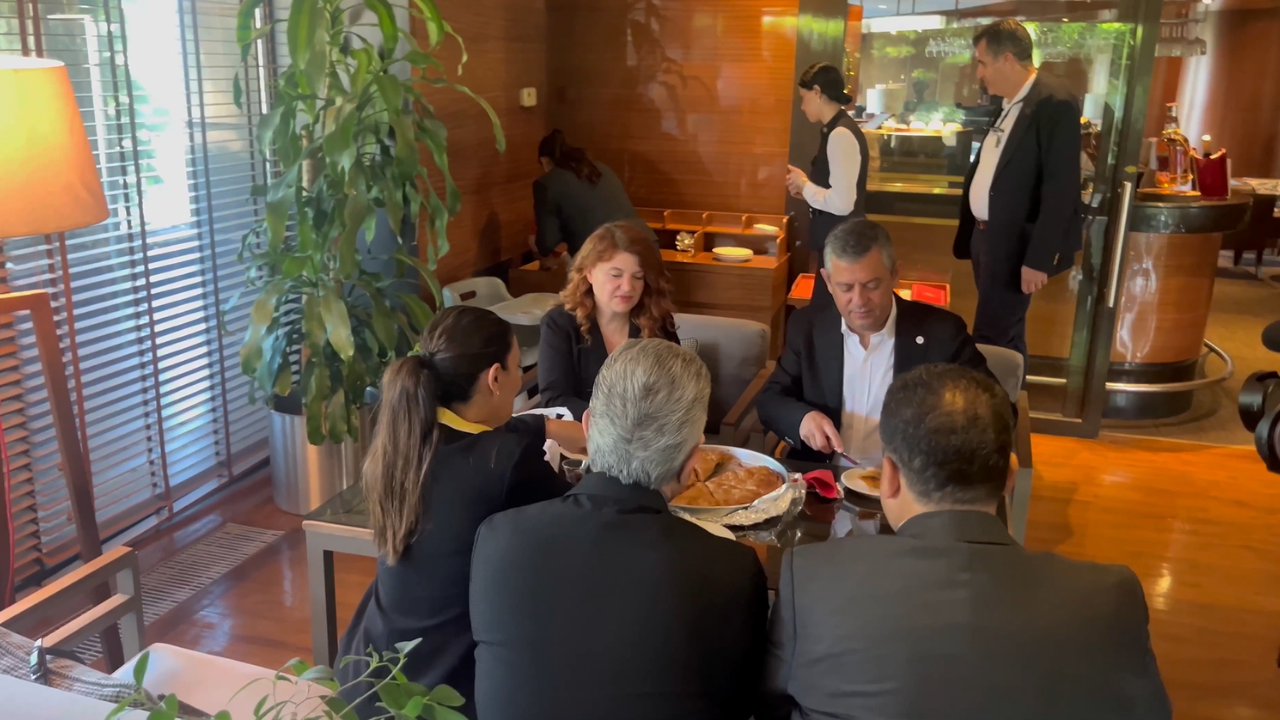 Özgür Özel, börek ikramını reddettiği kadınla kahvaltıda buluştu