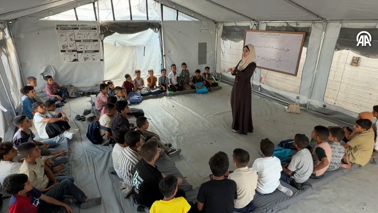 Gazze’de öğrenciler enkazların arasından okula dönüyor