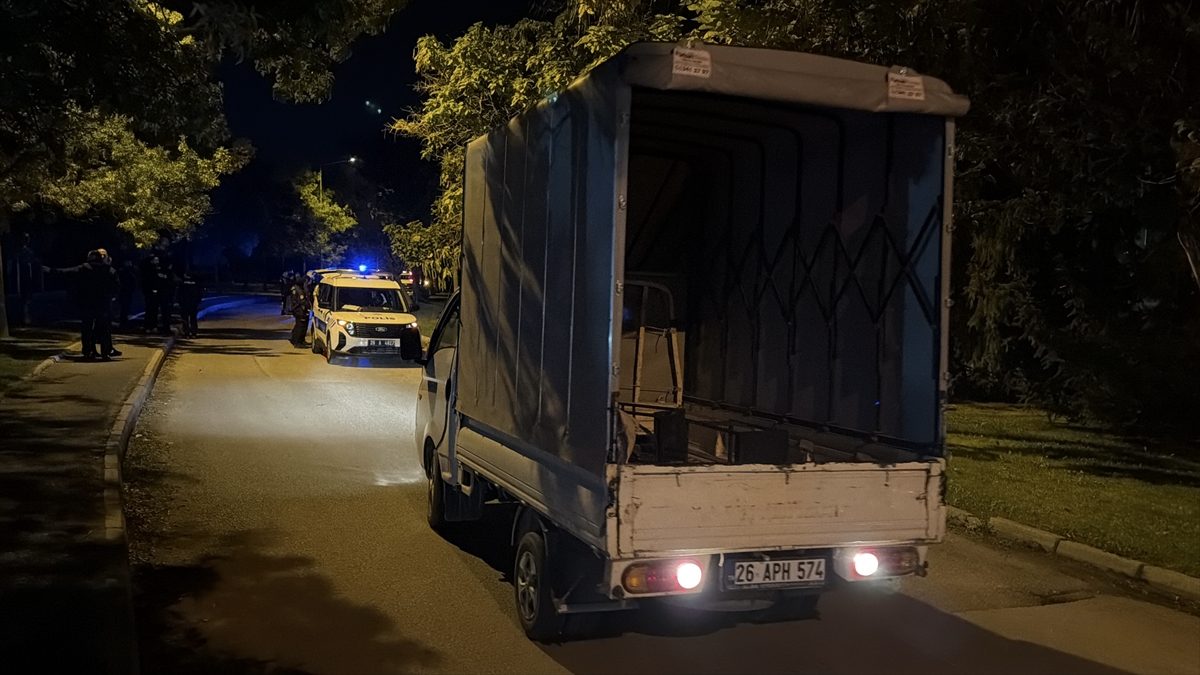 Eskişehir'de kamyonetten atlayan kadın yaralandı
