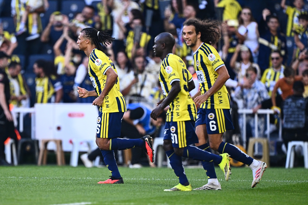 Fenerbahçe'den bir gol daha: Kadıköy'de skor 3-0 oldu