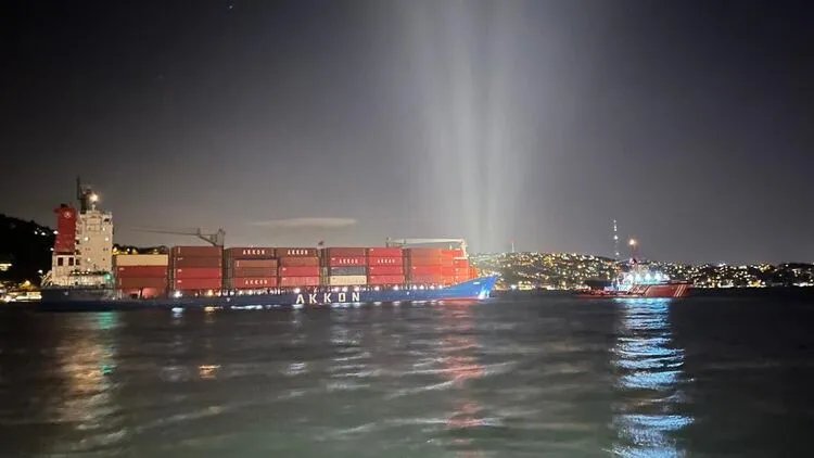 İstanbul Boğazı'nda arızalanan gemi güvenli bölgeye çekildi