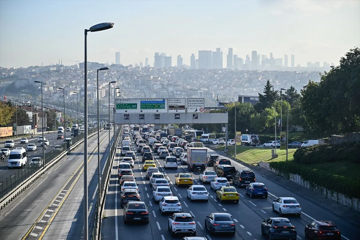 Haftanın ilk iş gününde İstanbul trafiği yoğunlaştı
