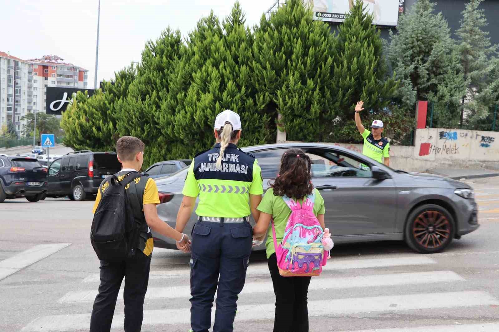 Ankara'da jandarmadan 226 okul çevresinde geniş kapsamlı denetim