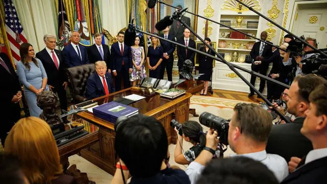 Beyaz Saray’da “Trump TV” dönemi! Büyük kanallar yayını durdurdu