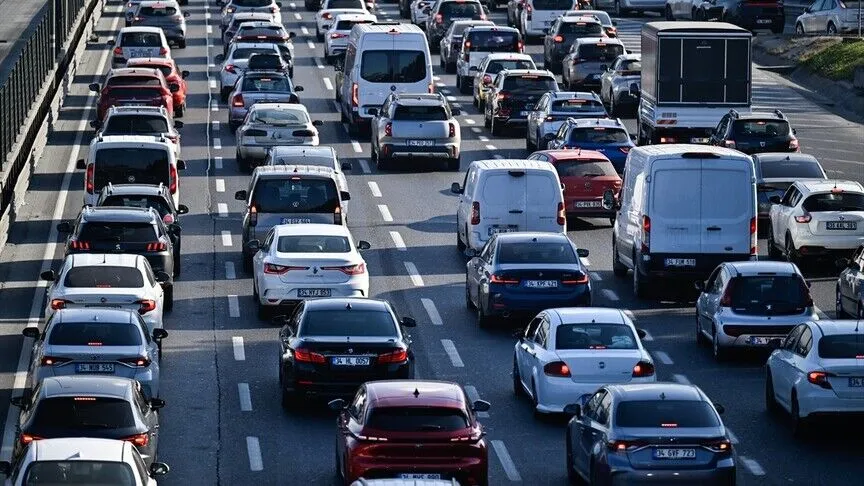 İstanbul’da sabah çilesi büyüdü! Trafik İETT seferlerini de vurdu