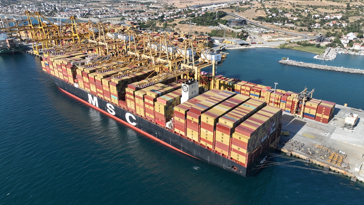 Asyaport'ta Türkiye rekoru: Tek gemide 22 bin 896 TEU konteyner elleçlendi