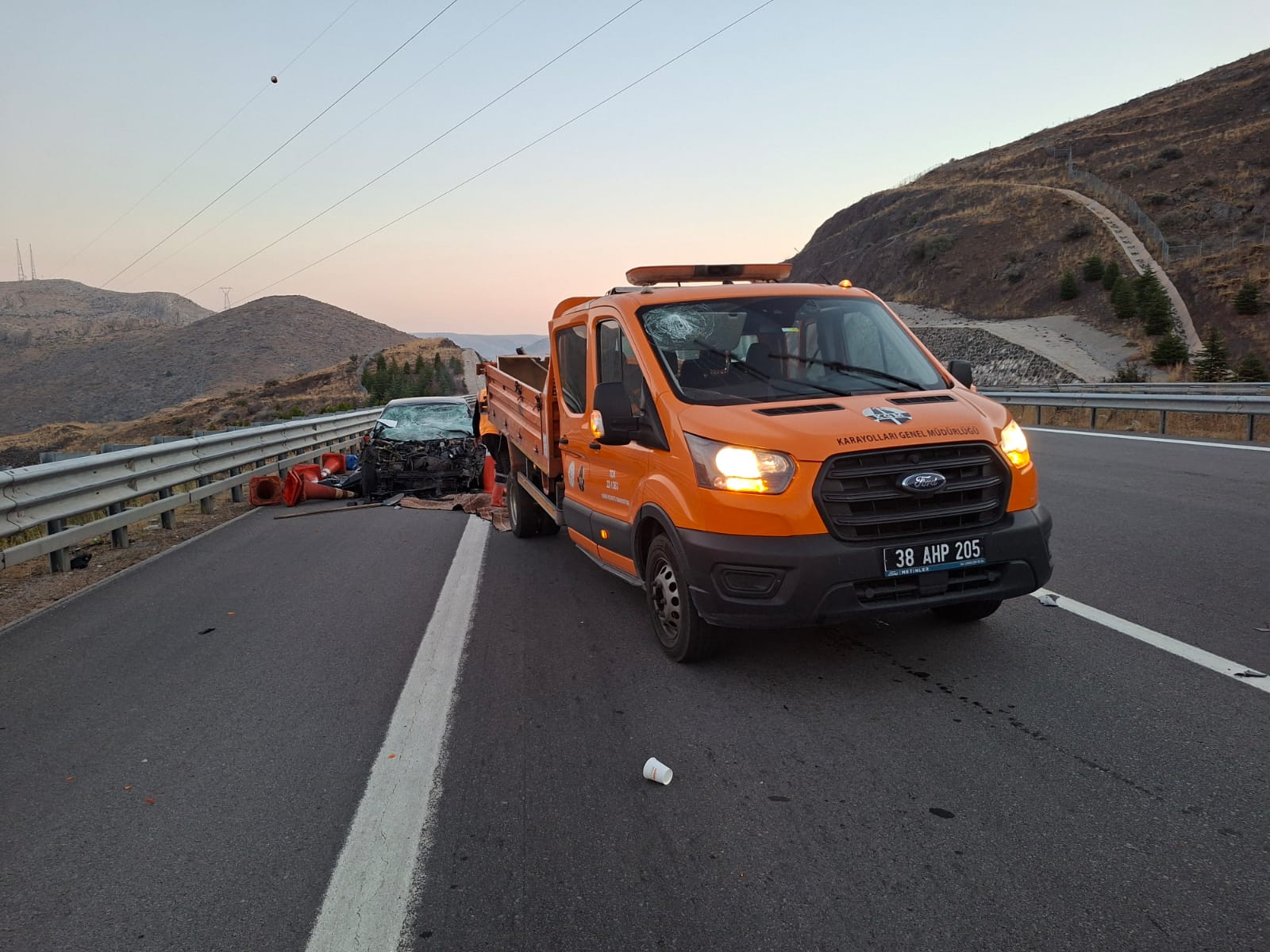 Niğde’de yol bakım kamyonuna çarpan otomobilde can kaybı