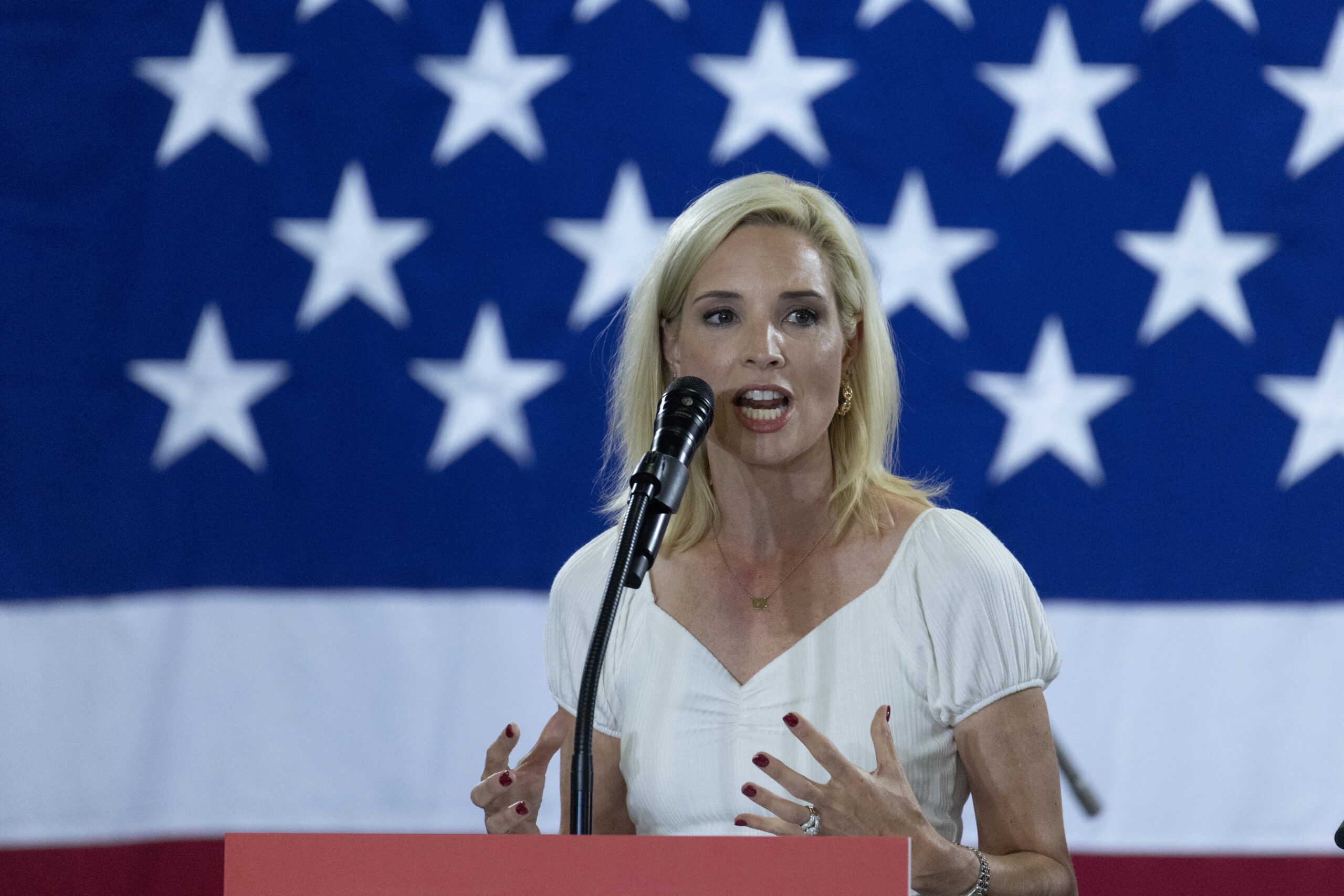 Trump’ın müttefiki Ashley Hinson, İran savaşının bitirilmesini istedi