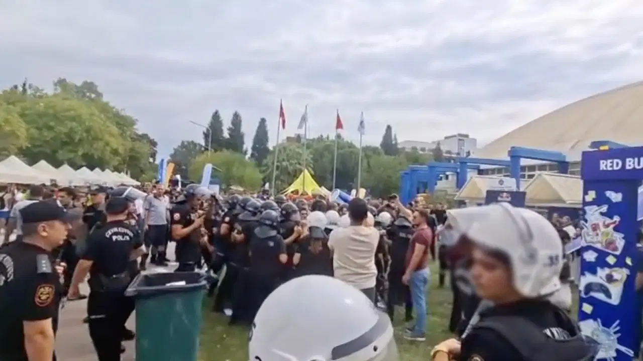 Ege Üniversitesi’nde stant gerilimi: Çok sayıda öğrenci gözaltında