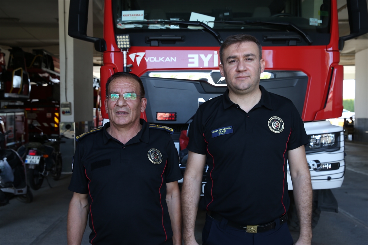 Aynı üniformayla hayat kurtaran baba ile oğul