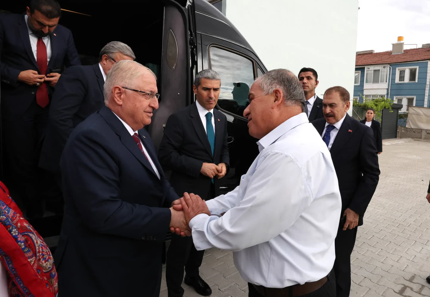 Bakan Güler Kars'ta esnaf ve şehit ailesini ziyaret etti