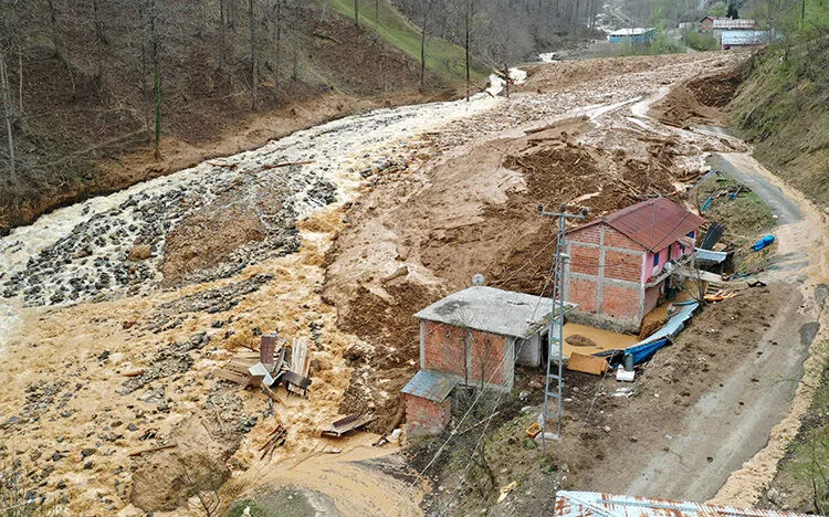 Trabzon'da heyelan! Bir kişi toprak altında kaldı
