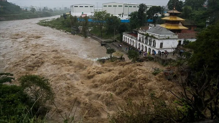 Nepal'de sel ve heyelan felaketi: 25 bölgede ana yollar kapandı