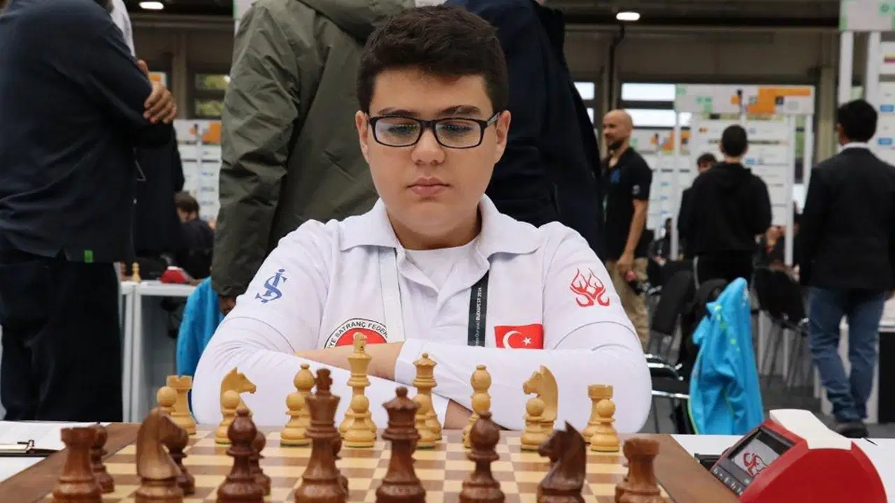 Milli satranççı Yağız Kaan Erdoğmuş'a FIDE'den büyük ödül