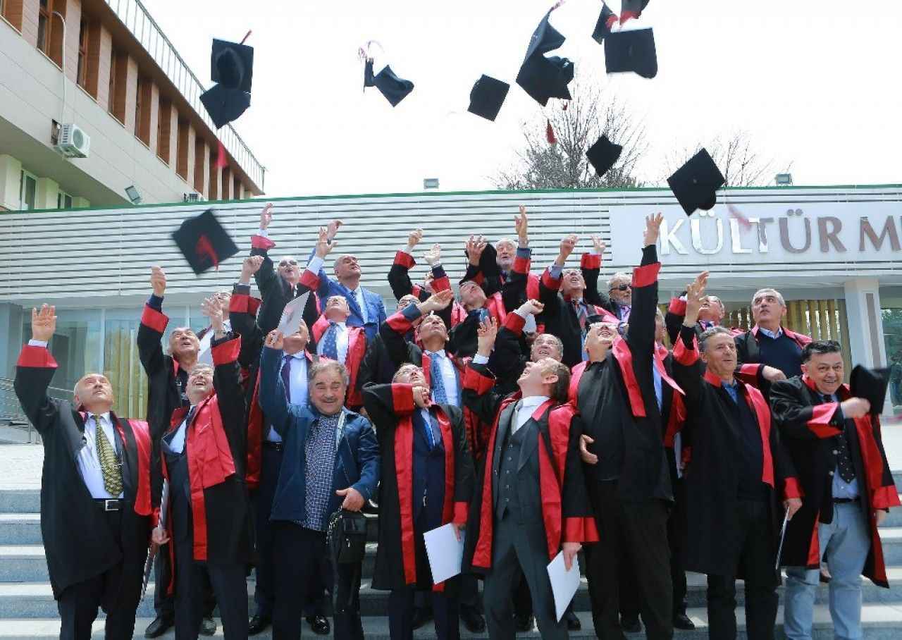 Atatürk Üniversitesi mezunları Bakü'de kep attı
