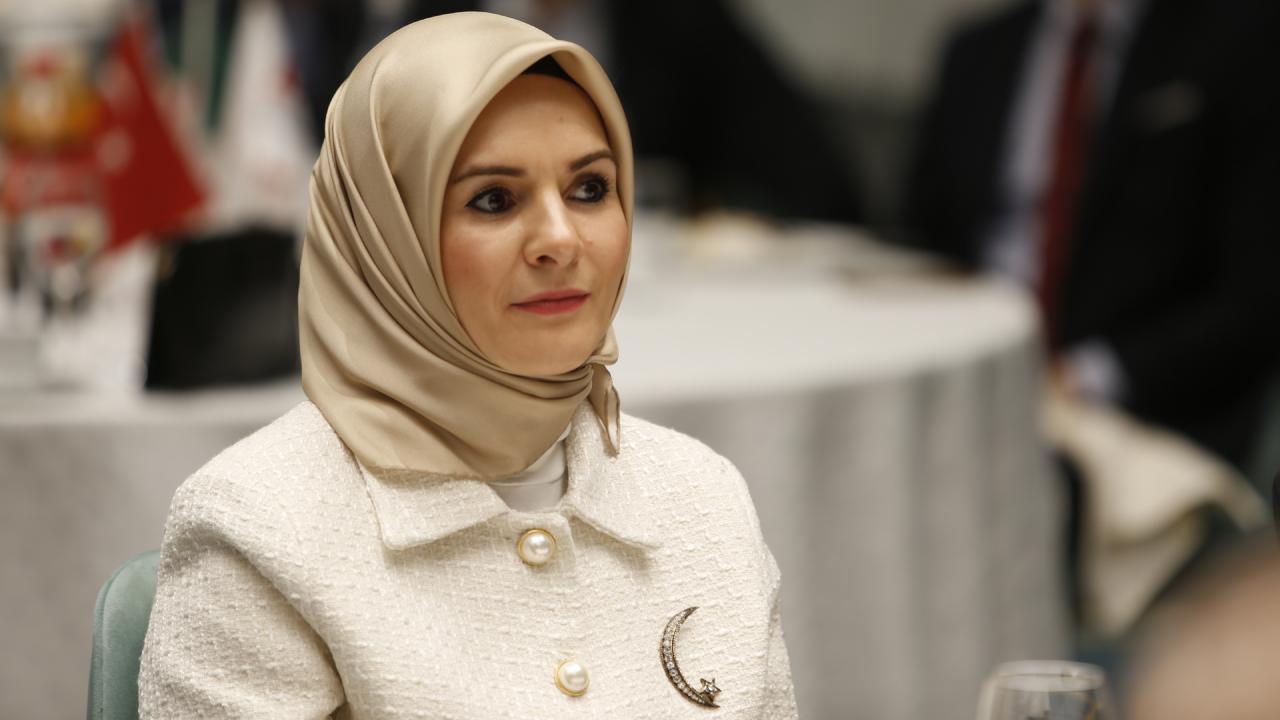 Bakan Göktaş evlilik desteği alan çiftlerle buluştu