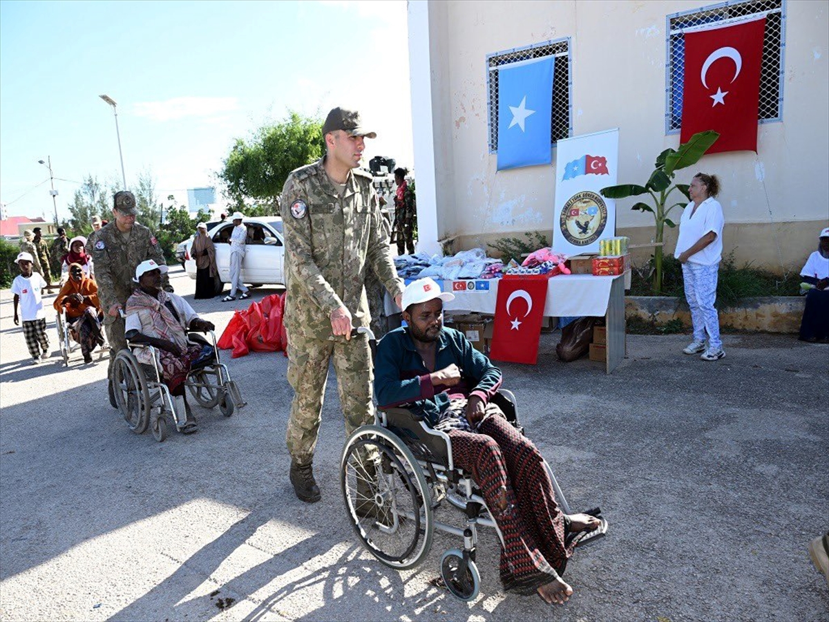 MSB Somali'de gazi ve ailelerine tekerlekli sandalye dağıttı