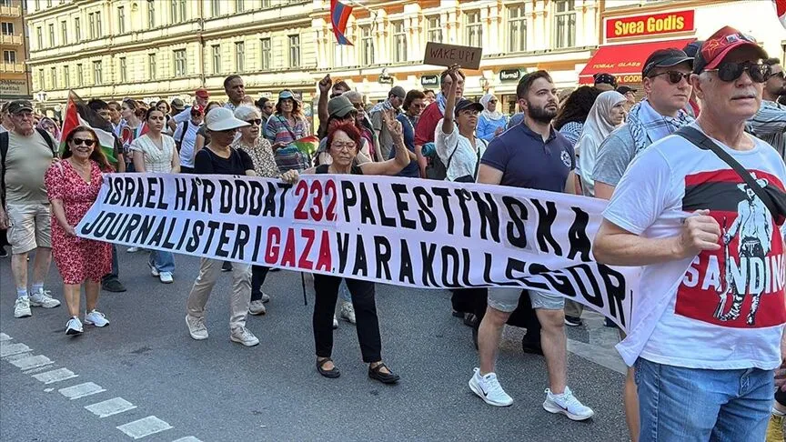 İsveç'teki fuarda kırmızı boyalı İsrail protestosu