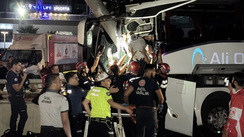 Adana’da yolcu otobüsü alt geçit duvarına çarptı: 11 kişi yaralı