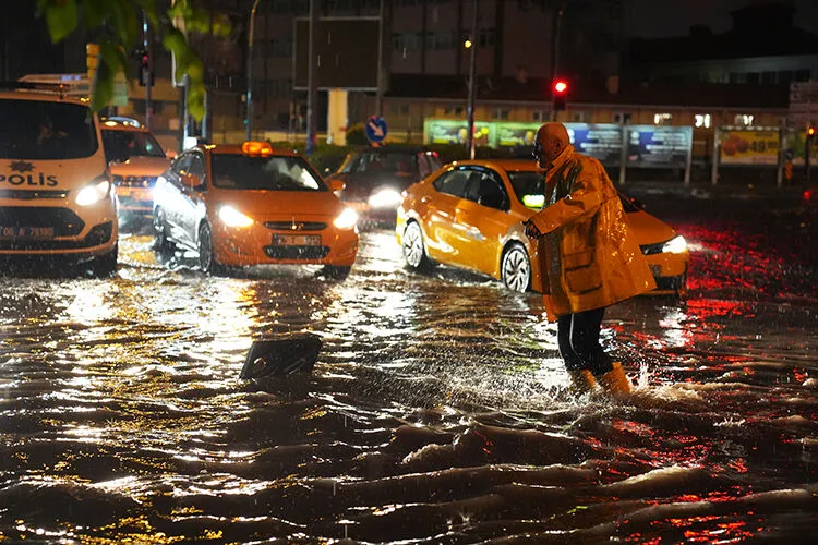 Ankara'da gece sağanak etkili oldu: Binaları su bastı