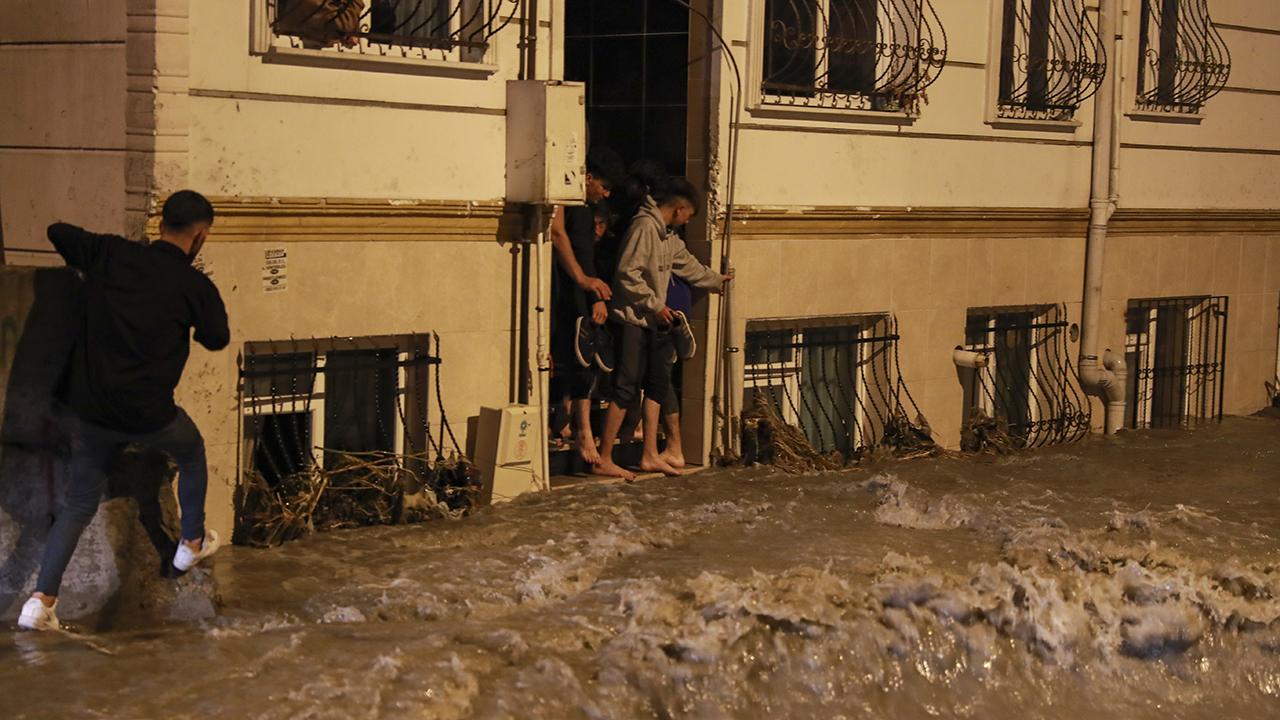 İstanbul'da sağanak etkili oldu: Evleri su bastı, 25 kişi tahliye edildi
