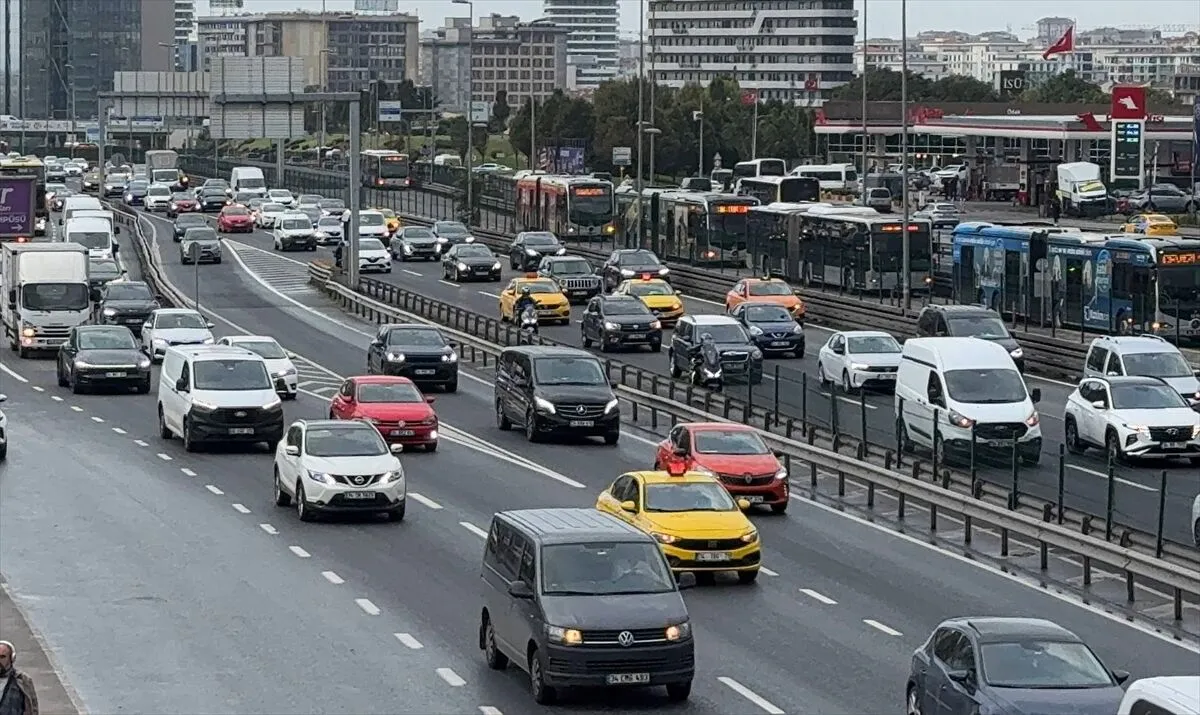 İstanbul’da trafik yoğunluğu yüzde 72’ye ulaştı: 28 Eylül’de hangi yollar yoğun?