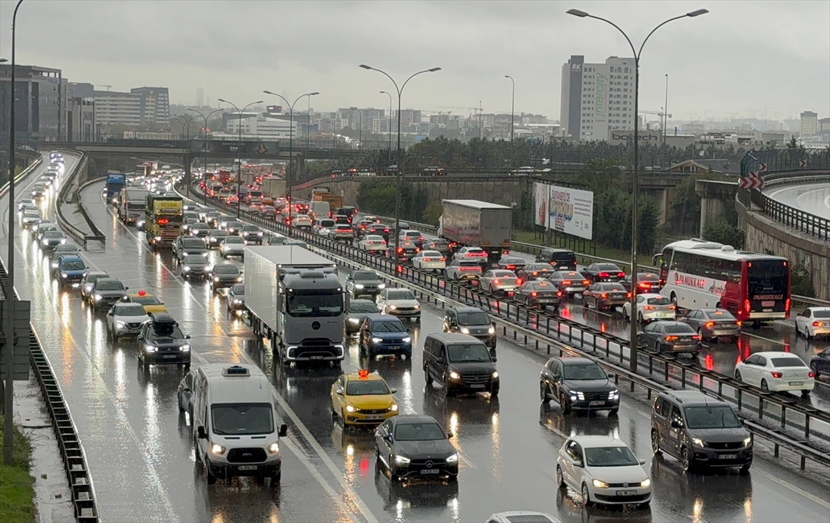 İstanbul'da mesai çıkışı kabusa döndü! Trafik kilitlendi