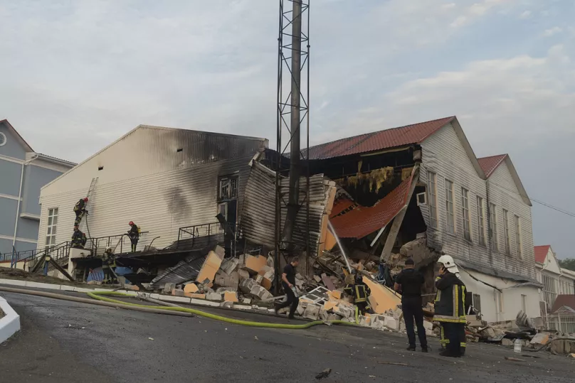 Ukrayna'da korku dolu anlar! Bombalar okul binasına isabet etti
