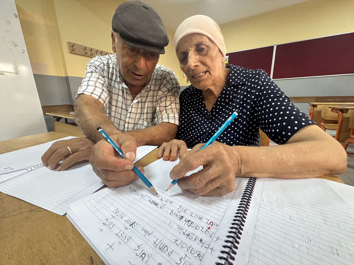 Aynı sırada 72 yıllık hayal: Hataylı çift okuma yazma öğrendi