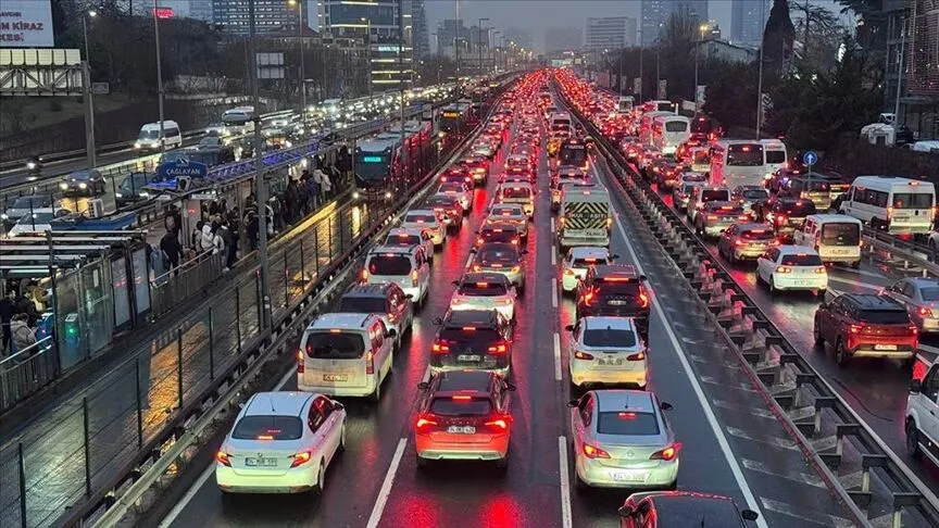 İstanbul’da trafik düğüm oldu! Köprüler ve ana yollar yoğun