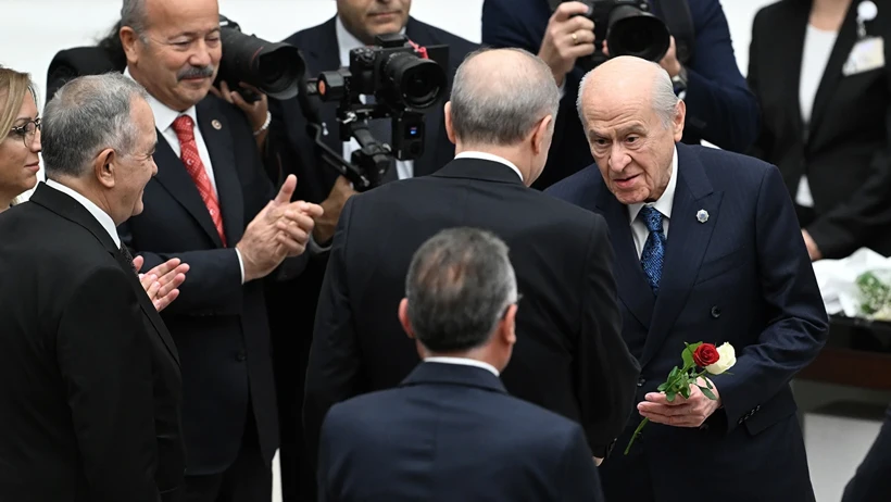 Mecliste açılış konuşması sonrası buluşma: Bahçeli’den Erdoğan’a gül