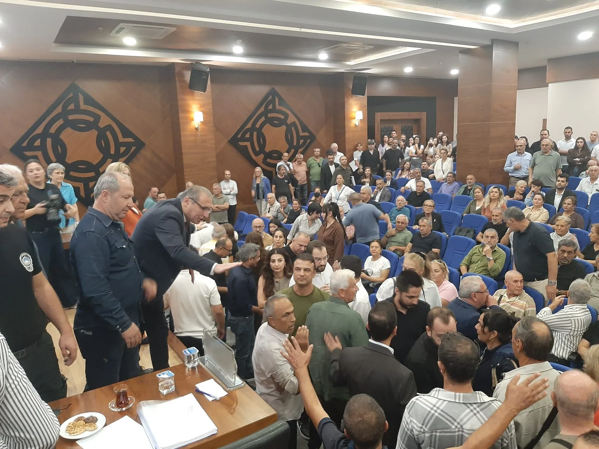 Konyaaltı Belediye Meclisinde söz tartışması: Toplantıda arbede çıktı