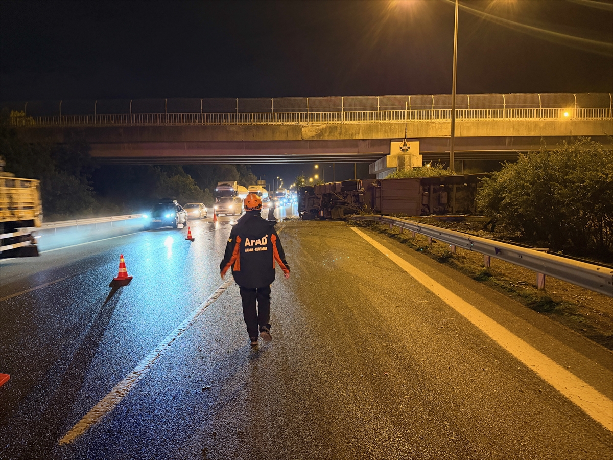 Tırdan sızan madde paniğe neden oldu! Trafik aksadı