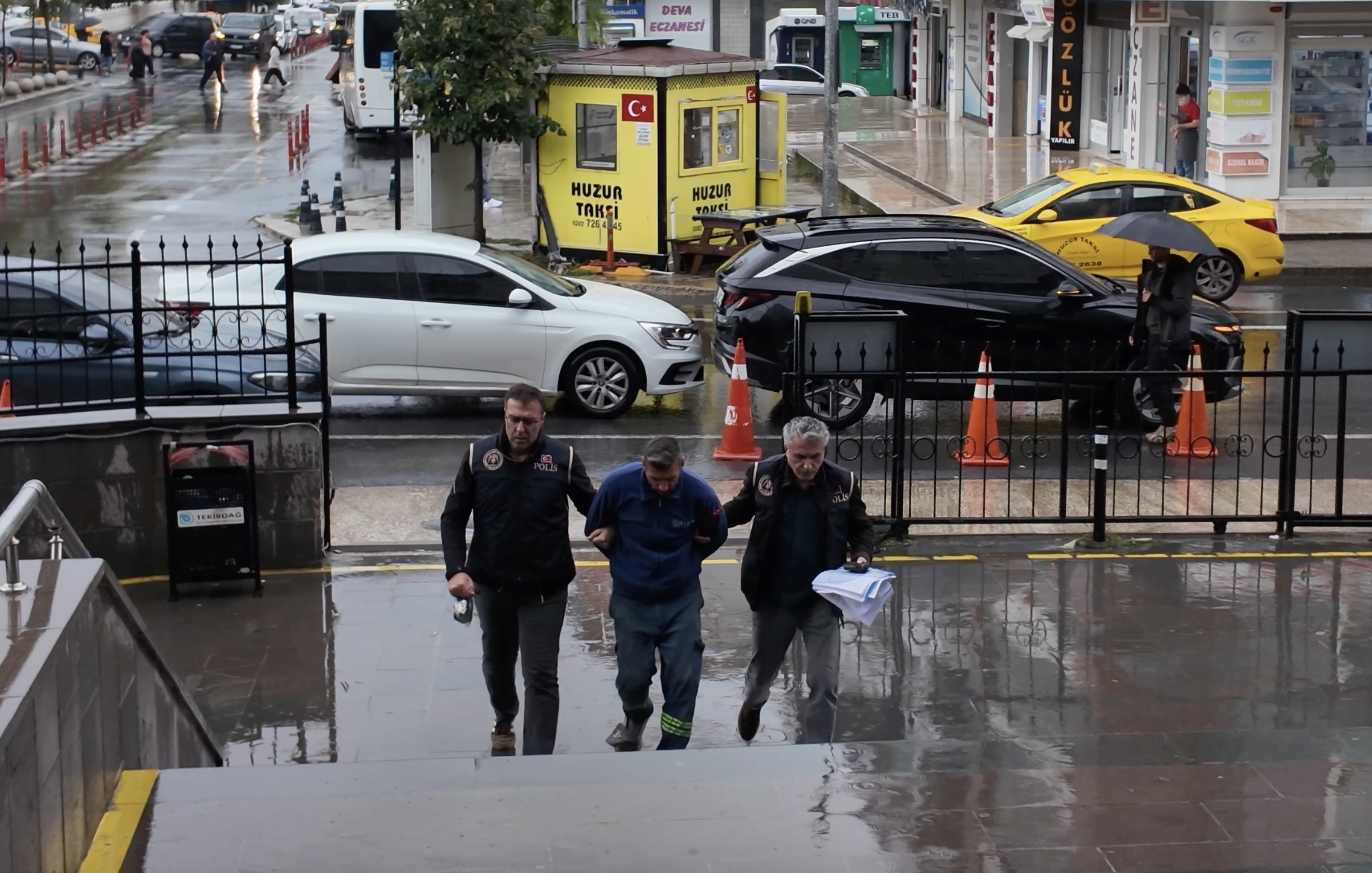 Türk bayraklarını çöpe atan şüpheli tutuklandı
