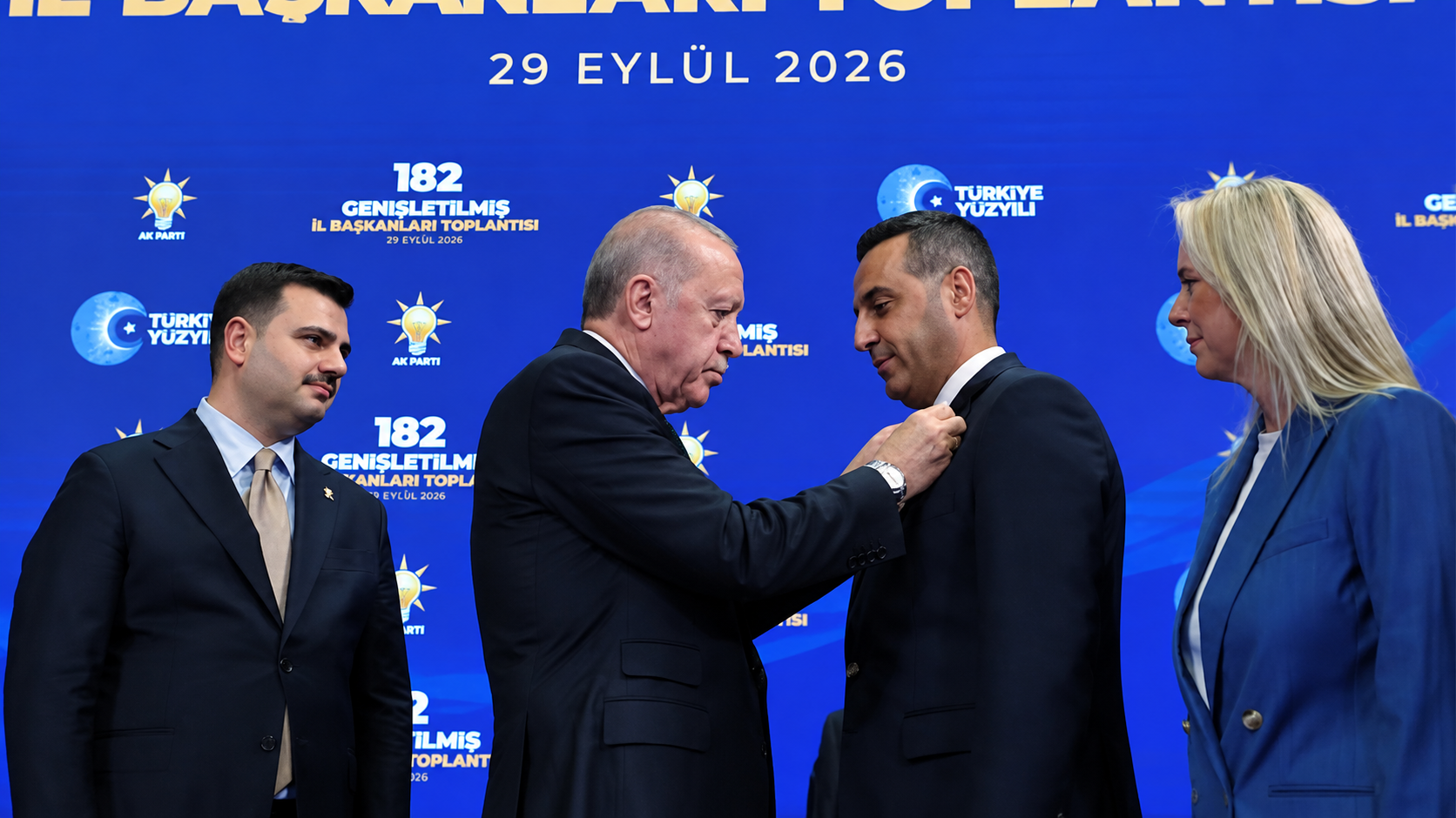 AK Parti’ye geçen Yıldız’ın ilk meclisi karıştı: Su şişesi fırlatıldı