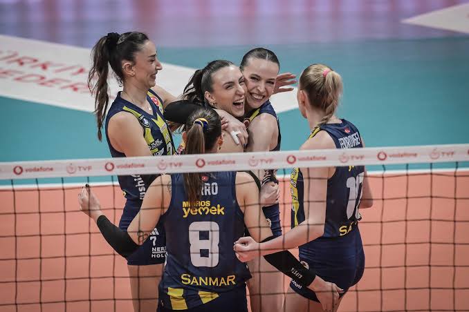 Manisa Büyükşehir Belediyespor karşısında üç setlik Fenerbahçe galibiyeti