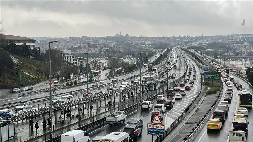 İstanbul’da sabah trafiği yoğunlaştı: İşte en yoğun yollar
