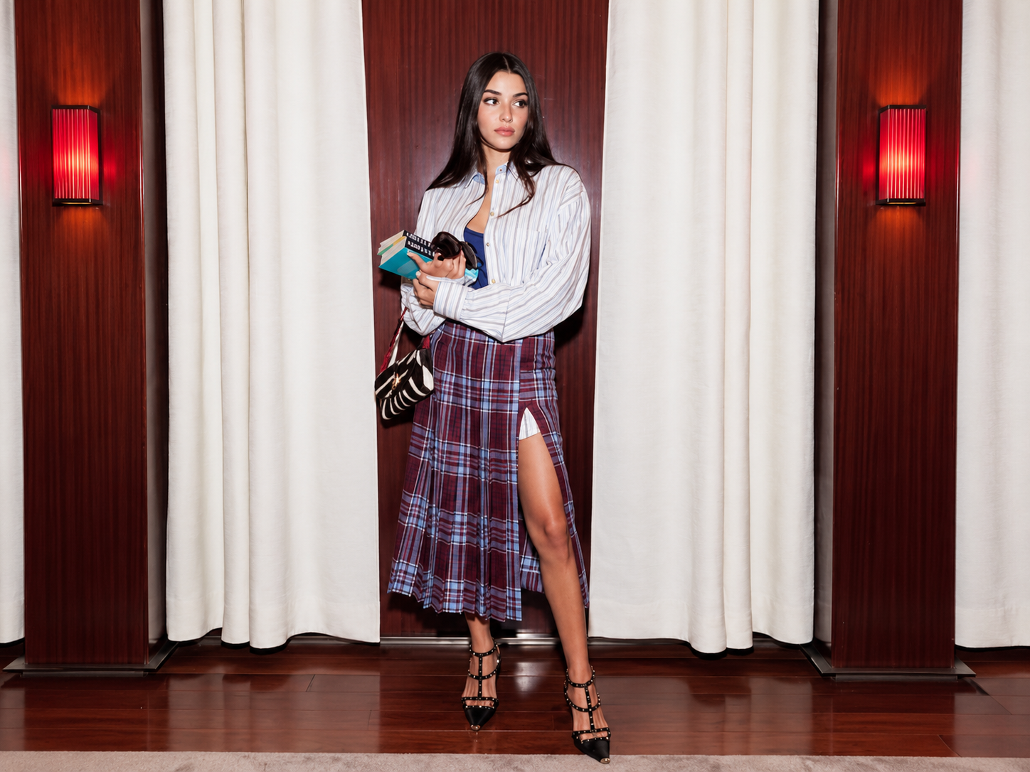 Hande Erçel’in Valentino defilesinde Orhan Pamuk detayı