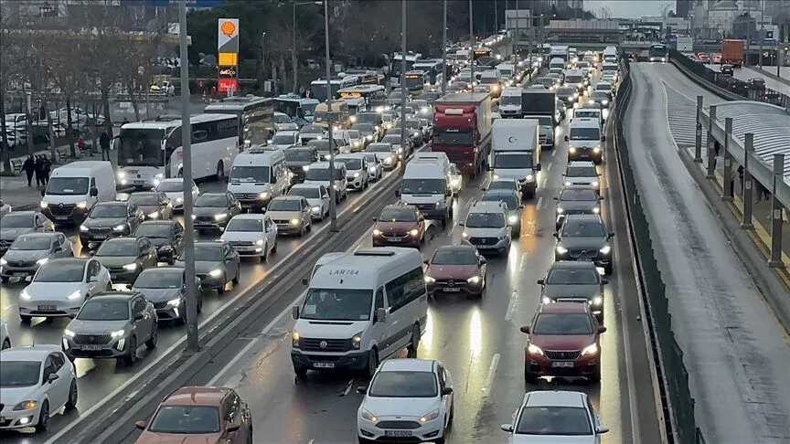 İstanbul’da sabah çilesi! Ana arterlerde şeritler kapandı