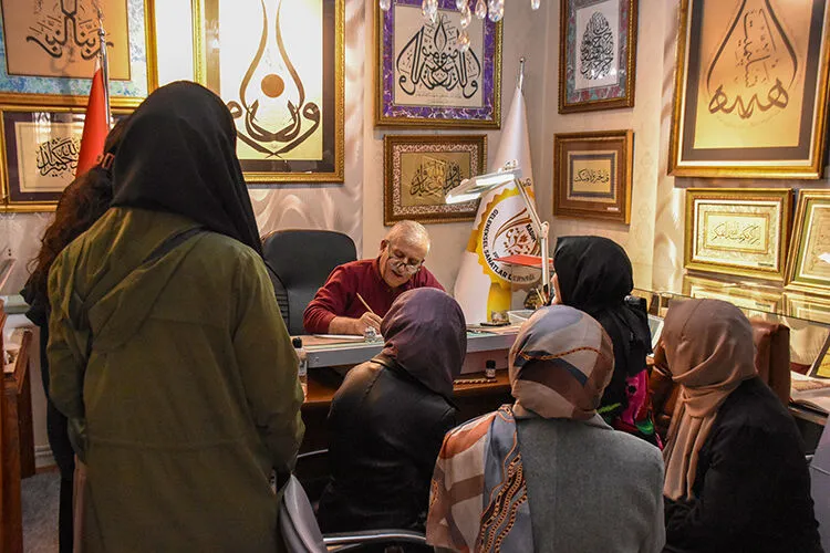 Köy imamından dijital hat dersi: Hüsnühat sanatını gençlere aşılıyor