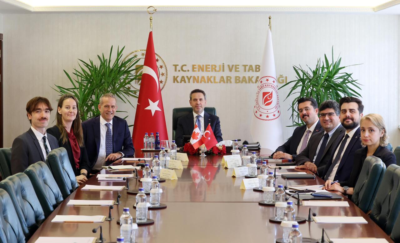 Bakan Bayraktar, Kanada Büyükelçisi Lebleu ile görüştü