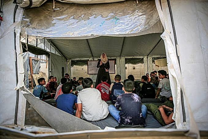 Gazze’de okullar yıkıldı, eğitim çadırlara taşındı: 600 bin öğrenci yeniden dersbaşı yaptı