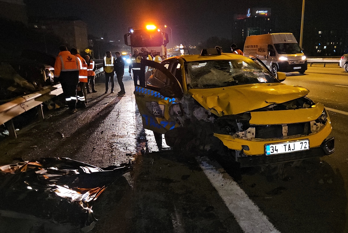 TEM'de feci kaza! Otomobil bariyerlerin arasında sıkıştı