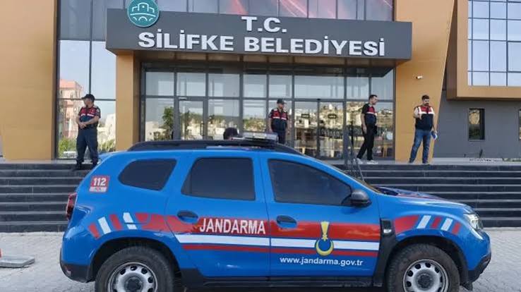 Silifke Belediyesi soruşturmasında iki başkan yardımcısı dahil 7 kişi adliyeye sevk edildi