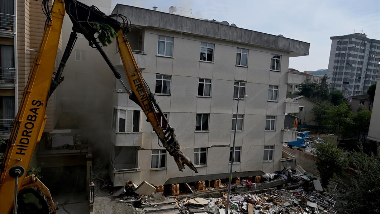 Çöken binada kontrollü yıkım: Çevrede güvenlik önlemi