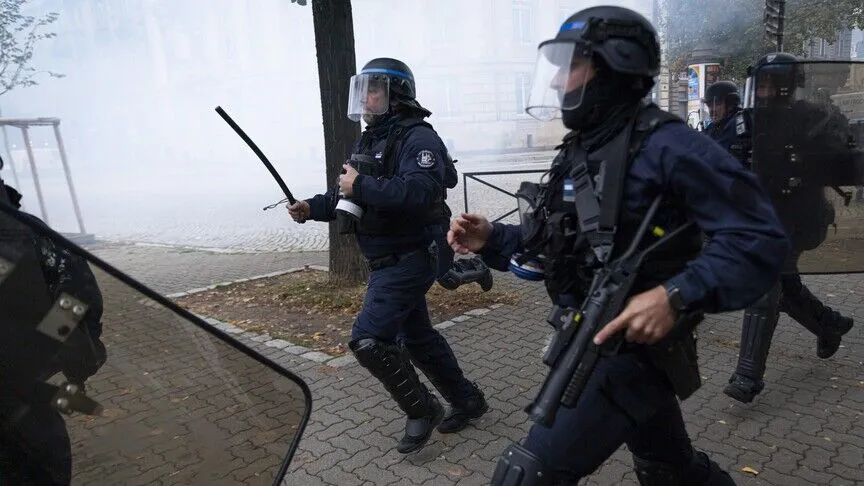 Paris'te polisin göstericiye müdahalesi kamerada: Soruşturma açılacak