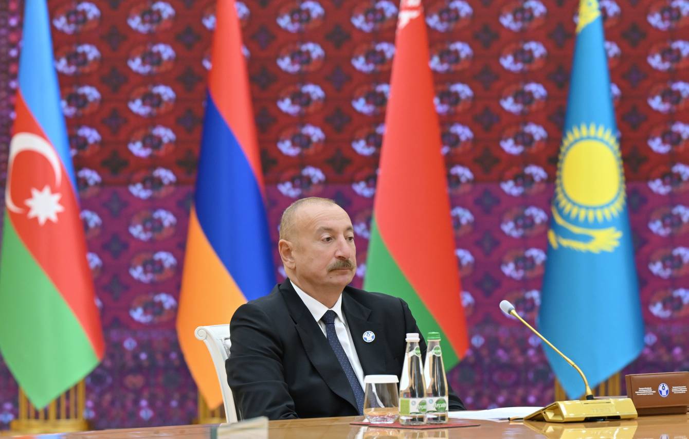 Aliyev'den 15 milyon tonluk taşımacılık hedefi