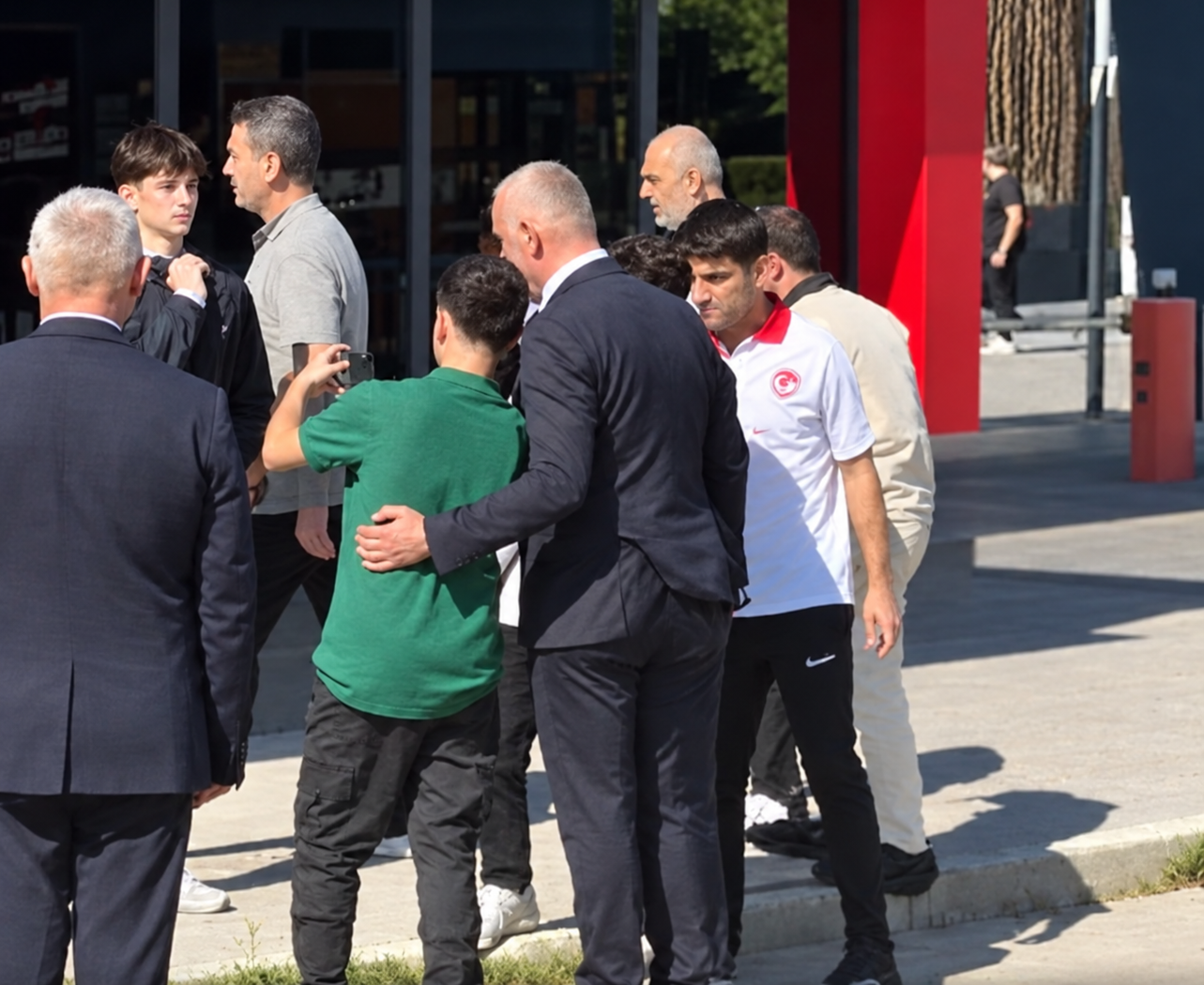 TFF’de toplantı günü: Hacıosmanoğlu çocuklarla ve taraftarlarla buluştu