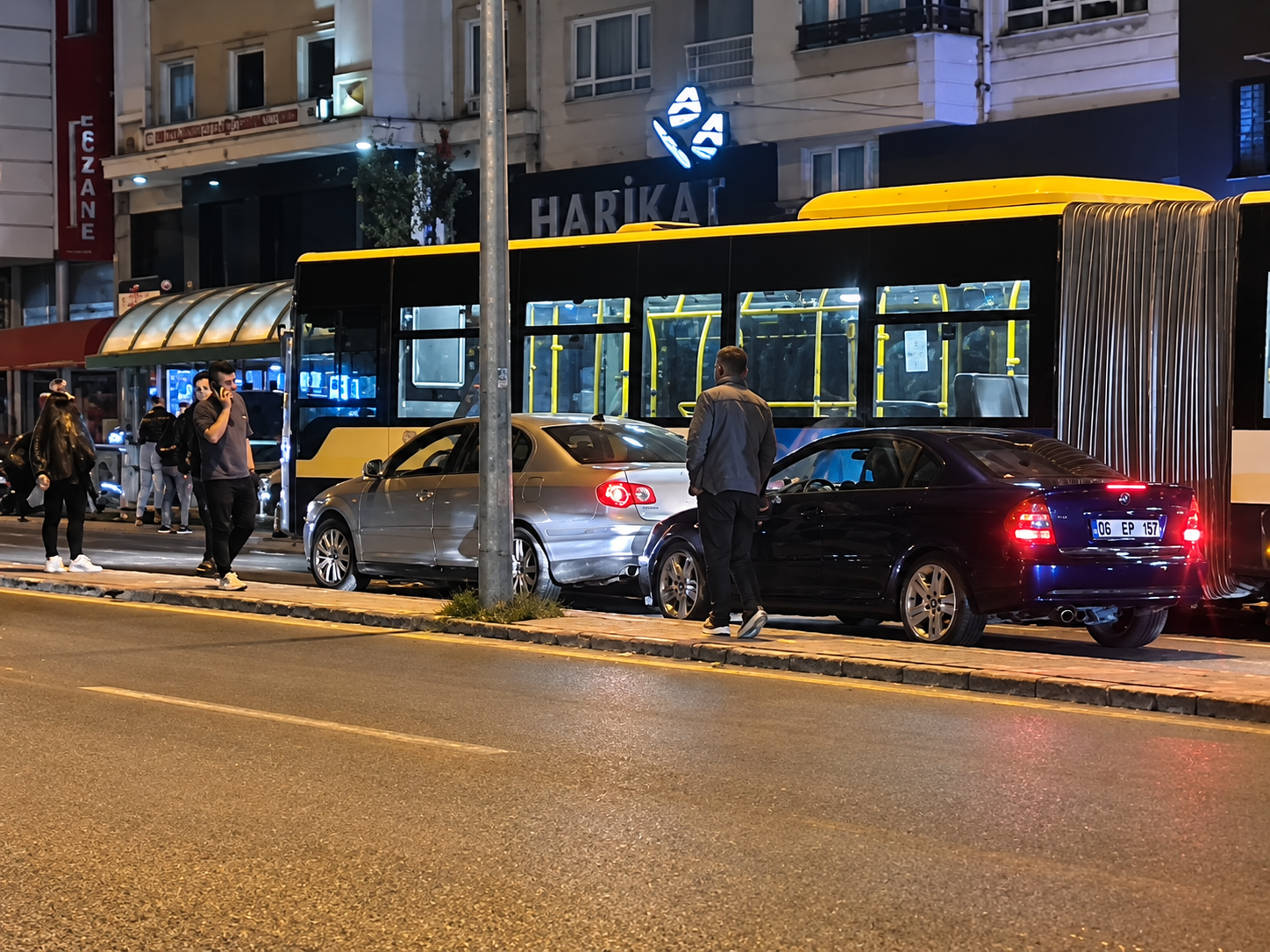 Ankara'da halk otobüsü ile otomobil çarpıştı! Trafik kilitlendi