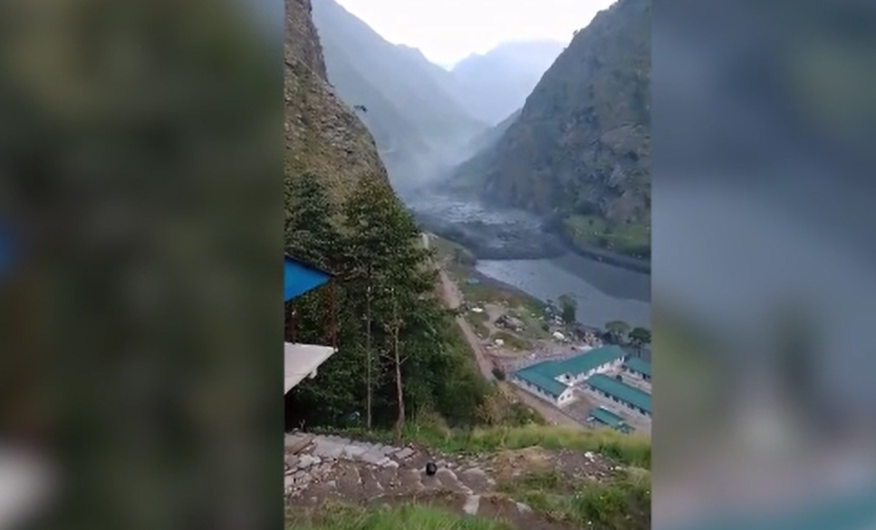 Nepal’de sel 40’a yakın evi sürükledi
